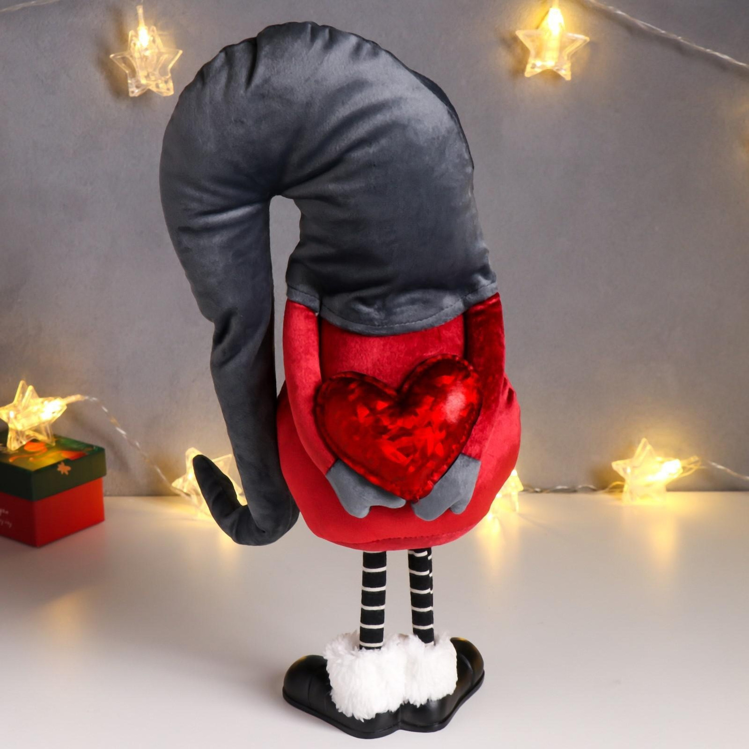 Кукла интерьерная "Дед Мороз в бордовом кафтане, в сером колпаке со снежинками" 42х13х18 см 626